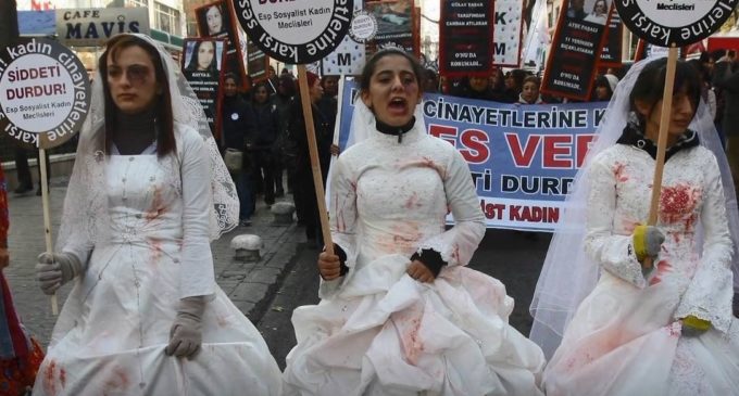 Na Turquia, homem que estuprar menor poderá ser perdoado se casar com a vítima