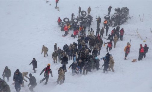 Avalanches matam pelo menos 33, incluindo o resgate, na Turquia