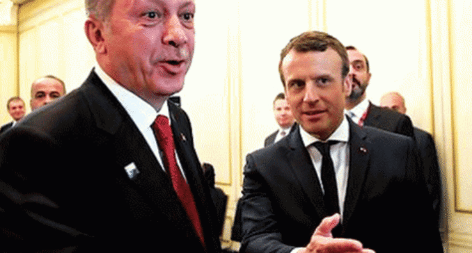 Macron acusa a Turquia de violar embargo de armas