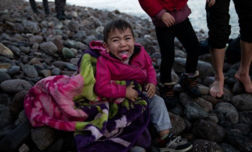 Criança morre na Grécia após abertura da fronteira