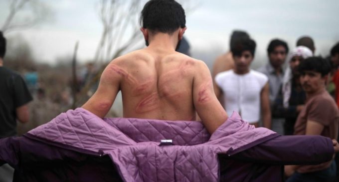 Migrantes agredidos por forças gregas na fronteira com a Turquia