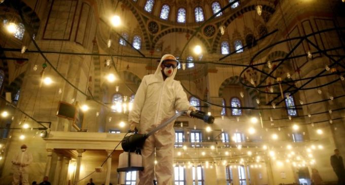 Turquia suspende orações coletivas em mesquitas devido a coronavírus