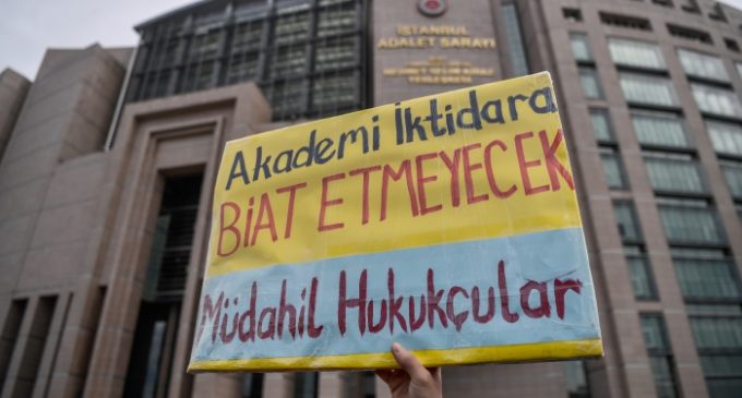 Lei permite demissão de acadêmicos por “propaganda terrorista” na Turquia
