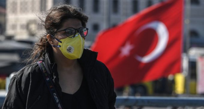 População jovem e bons cuidados de saúde ou falta de transparência na testagem? O “milagre turco” das poucas mortes por Covid-19