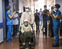 Turca de 107 anos vence o novo coronavírus e sai aplaudida do hospital