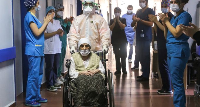 Turca de 107 anos vence o novo coronavírus e sai aplaudida do hospital