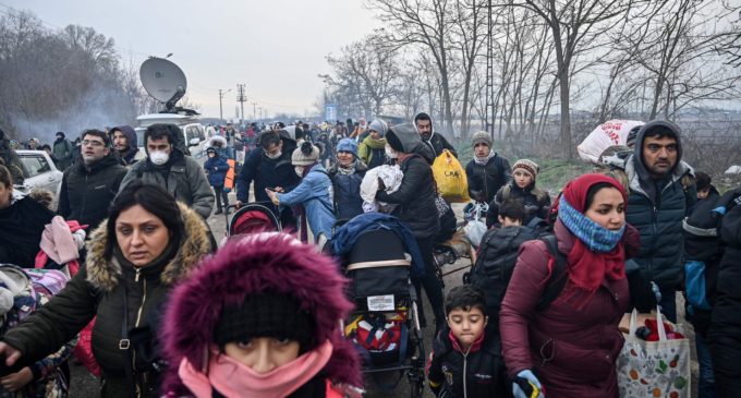 Os refugiados em Pazarkule que se tornaram peças no jogo de Erdogan