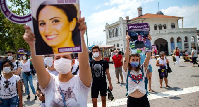 Assassinato na Turquia causa indignação com o aumento da violência contra as mulheres
