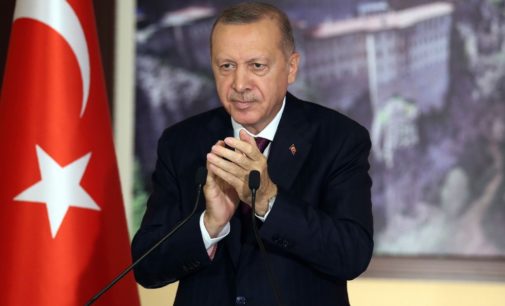 Cai a última barreira para Erdogan controlar mídias sociais na Turquia