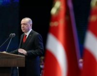 Erdoğan diz que a Turquia permanecerá na Síria “até que o povo sírio esteja livre”