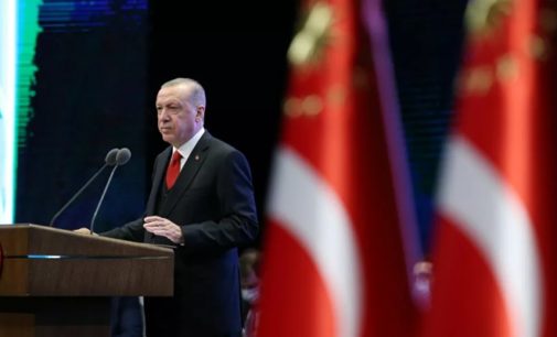 Erdoğan diz que a Turquia permanecerá na Síria “até que o povo sírio esteja livre”