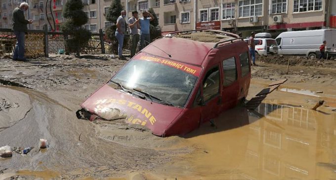 Graves inundações repentinas no norte da Turquia matam sete pessoas