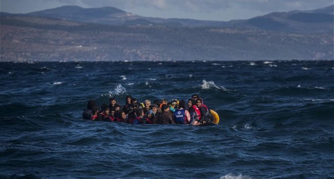 Grécia secretamente expulsa mais de mil refugiados, ao abandoná-los no mar