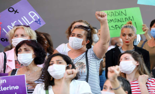 Solteiras ‘hedonistas’ da Turquia se tornam novo alvo de peso-pesado do AKP