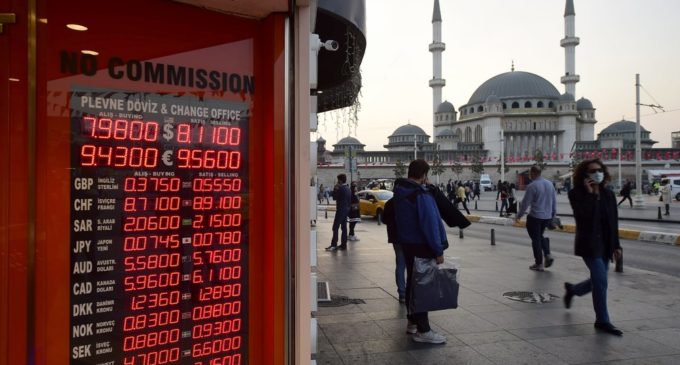 Lira turca cai para mínimo histórico devido ameaça de sanção dos EUA