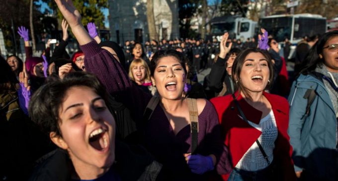 Turquia: Onde as Mulheres são julgadas por lutarem contra o feminicídio