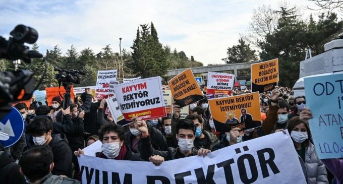 Estudantes de Boğaziçi contradizem as acusações de terrorismo feitas por Erdoğan