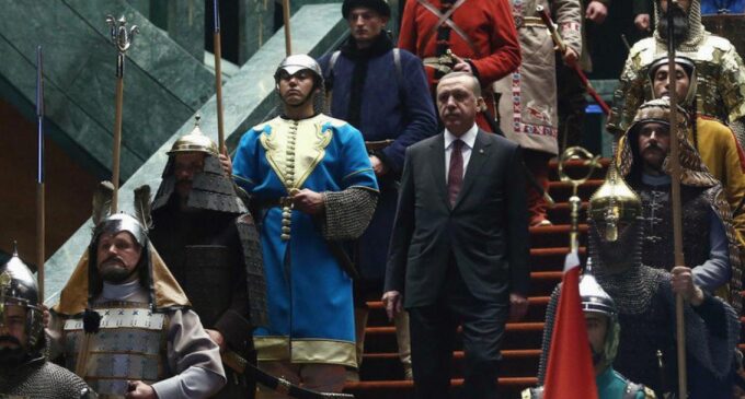 Analistas Apontam: O favoritismo de Erdoğan está destruindo a governança meritocrática