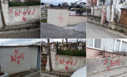Casas pertencentes a Alevis marcadas com “X” no oeste da Turquia
