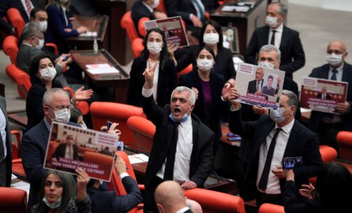 Partido curdo luta contra tentativa de ilegalização na Turquia