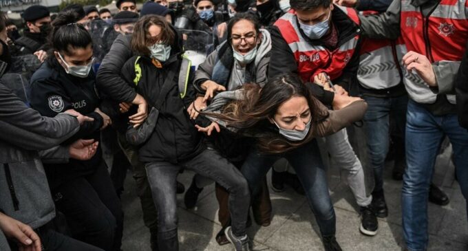 152 estudantes na Turquia condenados a mais de 500 anos de prisão em 5 anos