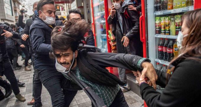 Human Rights Watch apela à Turquia para acabar com a repressão ao protesto estudantil