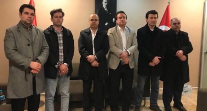 Funcionários envolvidos na deportação ilegal de professores turcos são indiciados pelo tribunal Kosovar