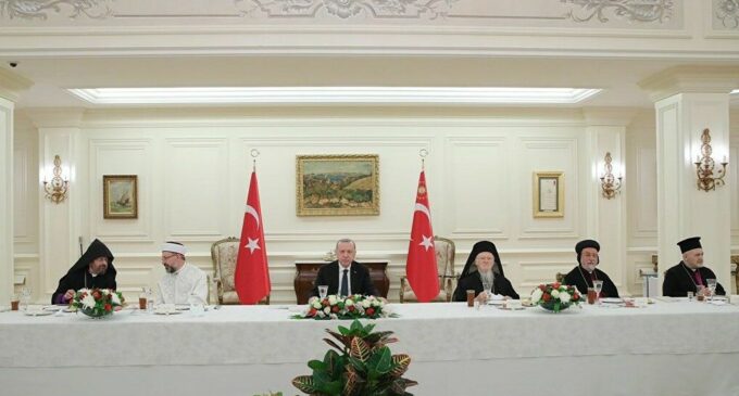 O governo turco limitou os direitos das minorias religiosas em 2020