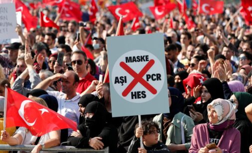 Milhares de pessoas protestam contra as novas regras de testes e vacinas turcas