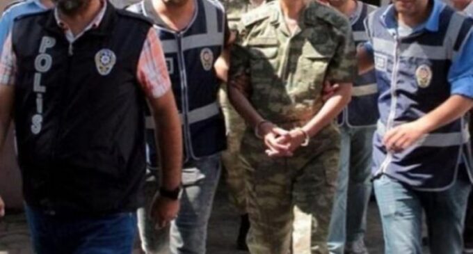 Turquia emite mandados de detenção para 40, incluindo 23 soldados