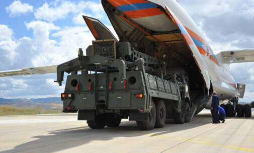 Senadores dos EUA prometem sanções se a Turquia comprar novos mísseis russos