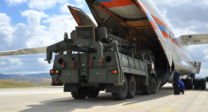Senadores dos EUA prometem sanções se a Turquia comprar novos mísseis russos