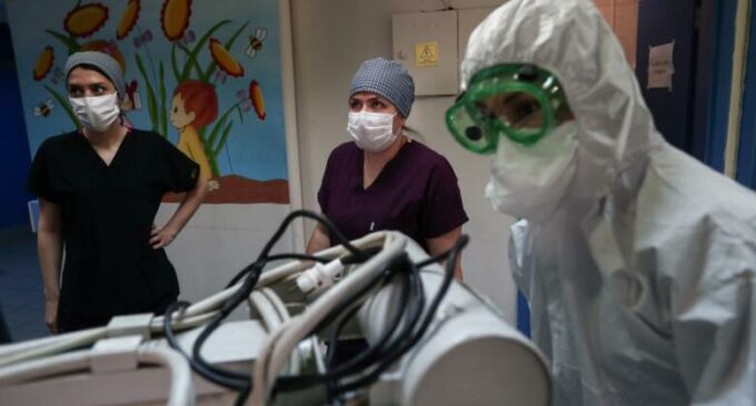 Condições de trabalho degradantes expulsam médicos da Turquia