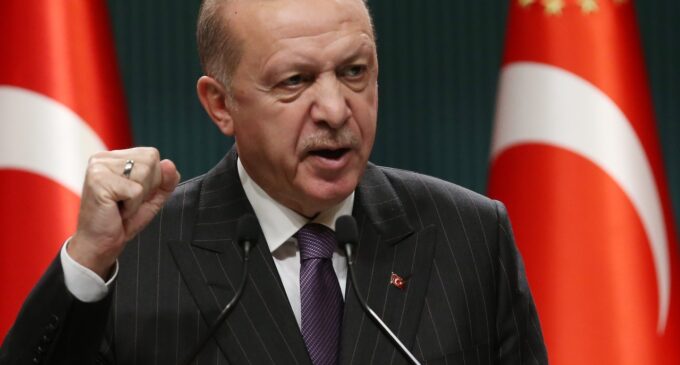Erdogan, da Turquia, diz que as taxas cairão, atingindo a lira