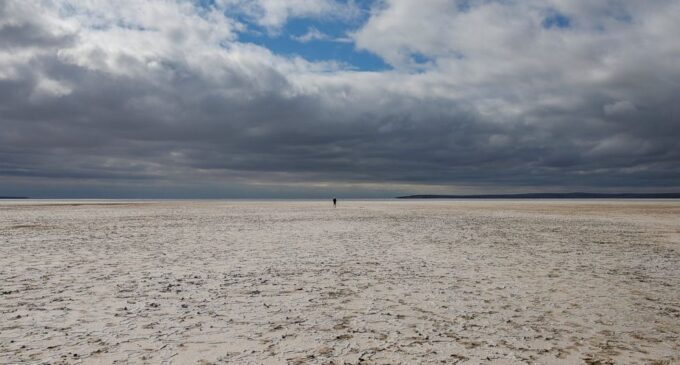 Lago Tuz da Turquia seca devido à mudança climática e à agricultura