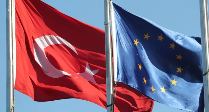 UE diz que Turquia ainda está “recuando” nas reformas e sombria nas chances de adesão