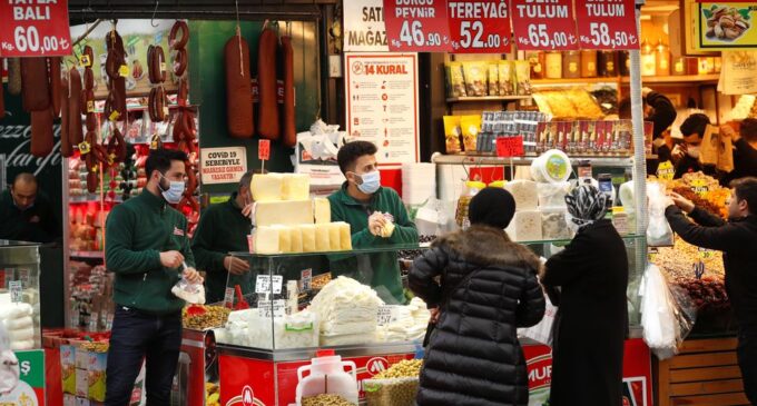 Inflação turca sobe para perto de 20% em meio a cortes nas taxas