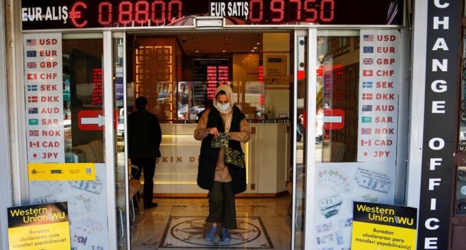 Lira turca atinge novas baixas próximas a 10 dólares
