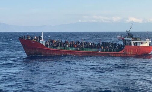 Navio com centenas de imigrantes afegãos atraca no porto grego