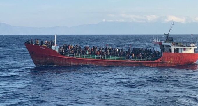 Navio com centenas de imigrantes afegãos atraca no porto grego