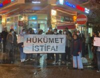 Queda histórica da lira turca provoca protestos, pede ao partido do Erdoğan que renuncie