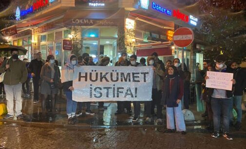 Queda histórica da lira turca provoca protestos, pede ao partido do Erdoğan que renuncie