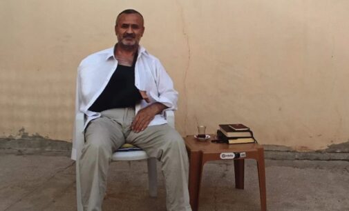 Raptado e torturado, o educador İnandı dá detalhes de seu calvário na primeira audiência de seu julgamento