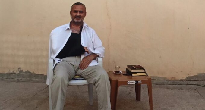 Raptado e torturado, o educador İnandı dá detalhes de seu calvário na primeira audiência de seu julgamento