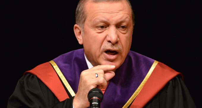 Universidade se recusa a divulgar informações sobre diploma questionável de Erdoğan