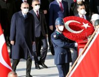 Vídeo de Erdoğan andando com dificuldade leva a mais especulações sobre sua saúde