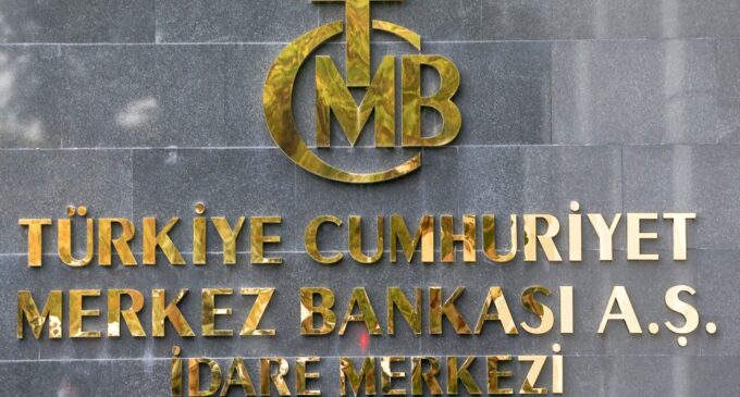 Banco central turco intervém novamente para defender a lira cambaleante