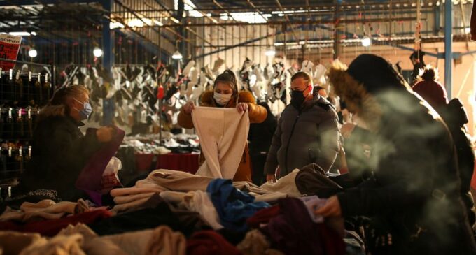 Compradores búlgaros encontram pechinchas na Turquia conforme lira passa por dificuldades