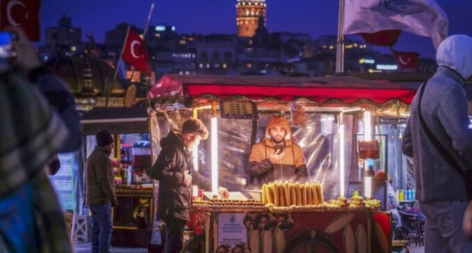 “Há empregos, mas não há dinheiro”: A crise econômica da Turquia começa a atacar