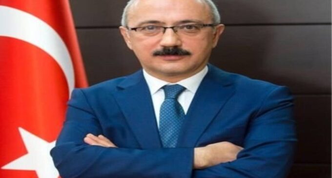 Ministro das finanças da Turquia, Lutfi Elvan, demite-se em meio à crise monetária